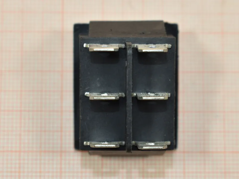 Выключатель одноклавишный широкий с красной индикаторной лампой, 15А, 250В Выключатель одноклавишный широкий с красной индикаторной лампой, 15А, 250В